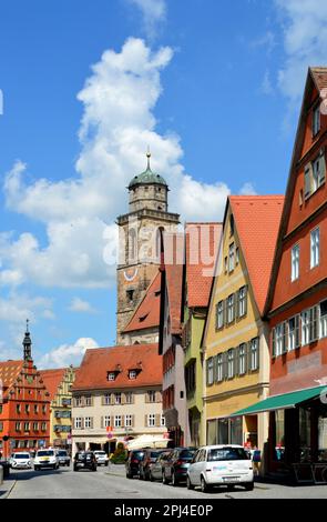 Allemagne, Bavière, Mittelfranken, Dinkelsbühl: tour de St George's Minster de la place du marché. Le bâtiment rouge sur la gauche est Weinmarkt, wh Banque D'Images