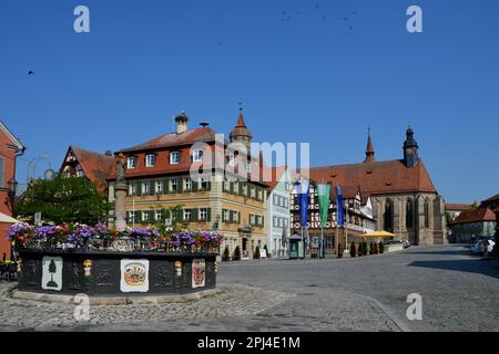 Allemagne, Bavière, Mittelfranken, Feuchtwangen: La Déesse Minerva , au sommet d'une colonne de la fontaine (1727), avec l'ancien Rathaus (hôtel de ville) et Banque D'Images