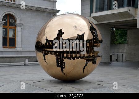 Irlande, Leinster, Dublin : sculpture d'Arnaldo Pomodoro « sphère dans une sphère » au Trinity College. La sphère intérieure représente la terre et l'o Banque D'Images