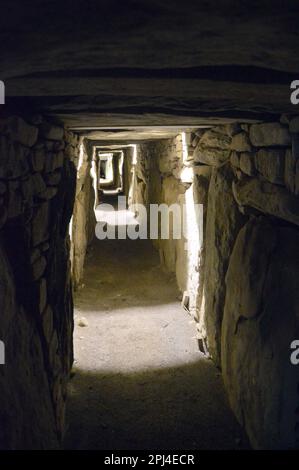 Ireland, County Meath, Brú Na Bóinne: Knowth neolithic Irish passage tombeau datant d'environ 3200 av. J.-C., le monticule a été utilisé pendant des milliers d'années après Banque D'Images