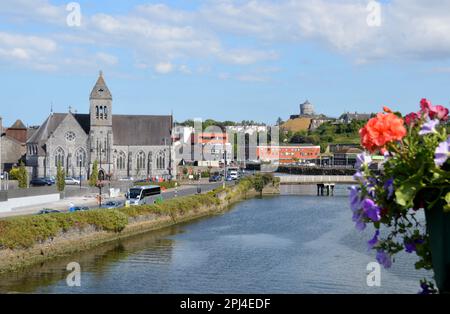 Irlande, Louth, Drogheda : vue depuis le pont routier sur la rivière Boyne, avec St. L'église catholique romaine de Pierre sur la gauche et une tour Martello sur le t. Banque D'Images