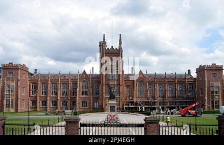 Irlande du Nord, Belfast : l'Université Queen's, un bâtiment en briques rouges de style Tudor de Charles Lanyon, a ouvert ses portes en 1849. Banque D'Images