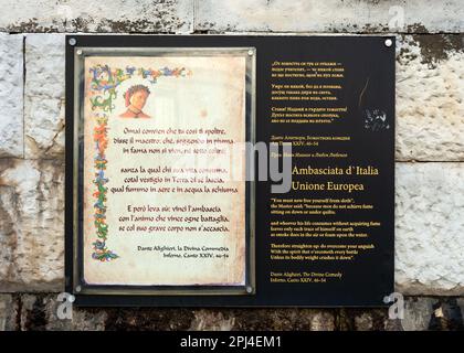 Projet d'art de poésie mur à mur l'unité dans la diversité poème versets par Dante Alighieri de la Divine Comedy Inferno, Canto XXIV, 46-54 à Sofia, Bulgarie Banque D'Images