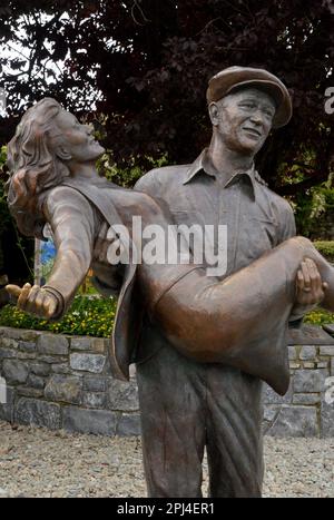 Irlande, Comté de Mayo, Cong: Statue de bronze des stars de cinéma John Wayne et Maureen O'Hara, qui a joué dans le film de John Ford de 1952 'The Quiet Man' qui était Banque D'Images