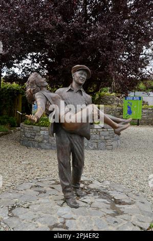 Irlande, Comté de Mayo, Cong: Statue de bronze des stars de cinéma John Wayne et Maureen O'Hara, qui a joué dans le film de John Ford de 1952 'The Quiet Man' qui était Banque D'Images