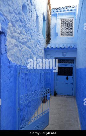 Maroc : Chefchaouen : la ville ancienne, fondée en 1471, se trouve au bord des montagnes de Rif. Traditionnellement, les maisons et les murs dans l'étroit, W Banque D'Images