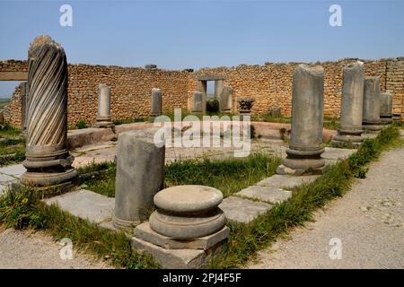 Maroc: Volubilis, ville romaine construite sur le site des colonies berbères et carthaginiennes au premier siècle après J.-C., était à l'origine la capitale de Banque D'Images