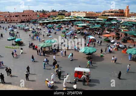 Maroc, Marakech: Place Jemaa el-Fnaa, le coeur longtemps établi et fort animé de Marakech, où charmeurs de serpents, vendeurs de fortune, sel d'eau Banque D'Images