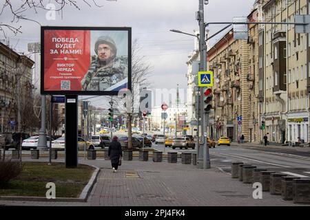 Moscou, Russie. 27th mars 2023. Une affiche qui célèbre un héros de la guerre est vue à Moscou. Des affiches similaires sont apparues dans toute la capitale russe depuis février 2022. Crédit : SOPA Images Limited/Alamy Live News Banque D'Images