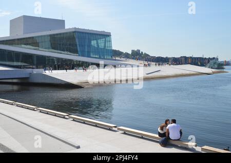 Norvège, Oslo: L'Opéra (Operahuset), construit en granit blanc et en marbre de Carrare, a été achevé en 2007 pour un coût de 4 milliards de couronnes. Rampes le Banque D'Images