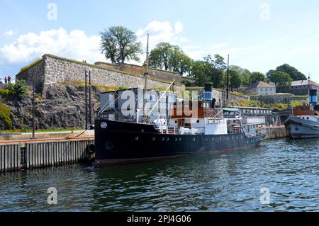 Norvège, Oslo: Un cargo amarré sous les murs de la forteresse d'Akershus qui remonte à la fin du siècle 14th. Banque D'Images