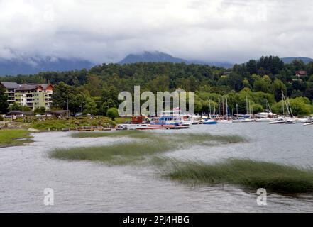 Chili. Pucon : la plage et le port de plaisance dans une baie sur le lac Villarrica. Banque D'Images