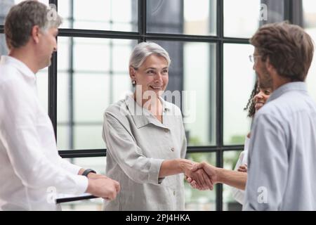 Conversation entre les responsables et les employés du bureau. Banque D'Images