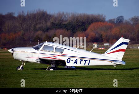 Angleterre, Sussex, Shoreham: G-ATTI Piper PA.28-140 Cherokee (c/n 21951) à l'aéroport de Shoreham. Banque D'Images