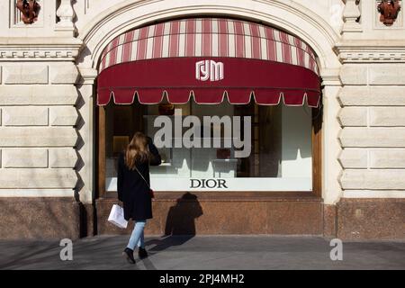 Moscou, Russie. 28th mars 2023. Une femme regarde les boutiques du Dior dans le centre commercial GUM de la place Rouge à Moscou. (Credit image: © Vlad Karkov/SOPA Images via ZUMA Press Wire) USAGE ÉDITORIAL SEULEMENT! Non destiné À un usage commercial ! Banque D'Images