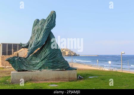 TEL AVIV, ISRAËL - 17 SEPTEMBRE 2017 : il s'agit de la sculpture Femme sur le vent dans le parc de Charles Clore sur la côte méditerranéenne. Banque D'Images