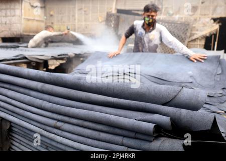 Dhaka, Dhaka, Bangladesh. 31st mars 2023. Les travailleurs traitent le cuir dans une tannerie à Hazaribagh, Dhaka. Une tannerie est un établissement industriel pour le tannage ou la transformation du cuir. Après le traitement de la peau brute de l'animal dans la tannerie, le cuir est fait approprié pour la production de chaussures, sacs, valises, ceintures, portefeuilles, vestes, etc (Credit image: © Syed Mahabubul Kader/ZUMA Press Wire) USAGE ÉDITORIAL SEULEMENT! Non destiné À un usage commercial ! Banque D'Images