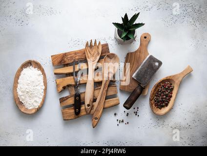 Divers ustensiles de cuisine et planche à découper en olive. Vue de dessus. Banque D'Images