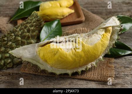 Morceaux de fruits frais mûrs de durian sur table en bois, gros plan Banque D'Images