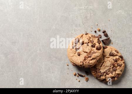 Deux délicieux biscuits aux pépites de chocolat sur une table en marbre gris, vue du dessus. Espace pour le texte Banque D'Images