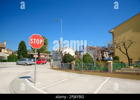 Panneau STOP sur le parking extérieur Banque D'Images