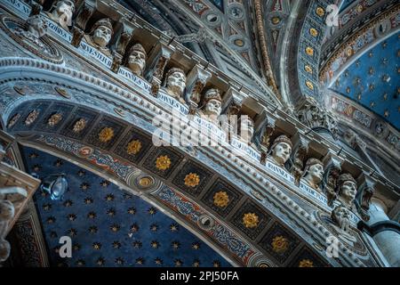 Chefs de papes dans la cathédrale de Sienne Banque D'Images