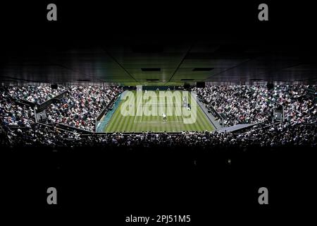 Photo du dossier datée du 28-06-2022 d'une vue générale du court central au All England Lawn tennis and Croquet Club, Wimbledon. Les joueurs russes et bélarussiens seront autorisés à participer à Wimbledon cette année, a annoncé le All England Club. Date de publication : vendredi 31 mars 2023. Banque D'Images