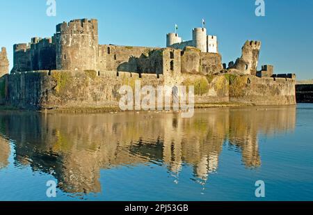 Château de Caerphilly, au sud du pays de Galles, par une belle journée d'hiver. Le château a une étonnante aussi bien qu'une histoire à damier basée presque dans le centre de Caerphilly. Banque D'Images