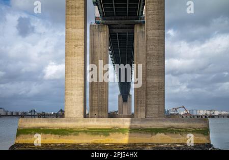 Vue sous le Dartford Crossing et le pont QE2 reliant Kent et Essex à l'est de Londres, Royaume-Uni. Banque D'Images