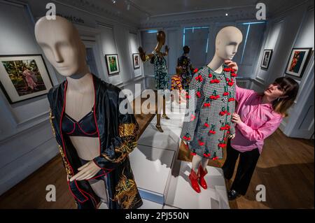 Londres, Royaume-Uni. 31st mars 2023. Coat de cerises et autres tenues - la galerie William Morris dévoile une exposition du designer de mode Ashish. Crédit : Guy Bell/Alay Live News Banque D'Images