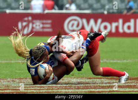 Hong Kong. 31st mars 2023. Ian Jason (L) de France rivalise avec Ohtani Mei du Japon lors du match féminin Pool C à la World Rugby Sevens Series 2023 dans le sud de la Chine Hong Kong, 31 mars 2023. Crédit : Lo Ping Fai/Xinhua/Alamy Live News Banque D'Images