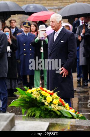 Le roi Charles III dépose des couronnes commémoratives symbolisant la réconciliation et l'amitié germano-britannique lors d'une visite à St. Église commémorative Nikolai, Hambourg, le dernier jour de la visite d'État en Allemagne. L'église a été détruite en juillet 1943 lors de la mission de la deuxième Guerre mondiale, opération Gomorrhe, lorsque les forces alliées ont mené des raids de bombardement sur la ville de Hambourg. Date de la photo: Vendredi 31 mars 2023. Banque D'Images