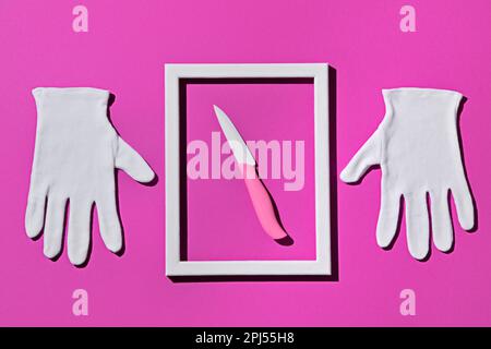 Gants blancs, couteau en céramique avec manche à cadre rose. Chef du concept design Banque D'Images