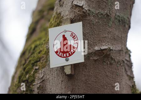 29 mars 2023, Saxe-Anhalt, Alexisbad: Un panneau de la Wandernadel de Harzer avec l'inscription Selketal Stieg dans le Selketal. Pour la première fois, le Harzer Wandernadel a publié un livret d'accompagnement pour le Selketal. Ici, les randonneurs peuvent découvrir la nature avec des paysages variés sur le sentier de randonnée longue distance de 75 kilomètres. Divisé en six étapes, 17 timbres peuvent être recueillis le long du chemin mystique. À la fin, vous êtes récompensé par le pin de randonnée sous la forme d'un kingfisher, qui peut même être observé par des randonneurs attentifs dans son environnement naturel. L'ouverture de la saison 16th de la Ha Banque D'Images