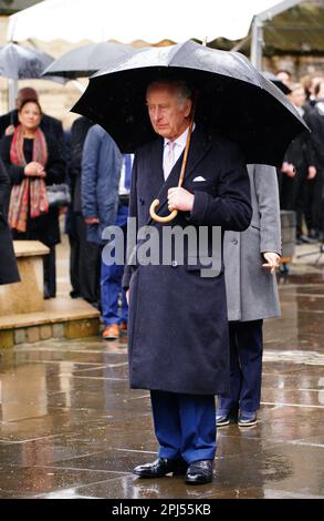 Le roi Charles III dépose des couronnes commémoratives symbolisant la réconciliation et l'amitié germano-britannique lors d'une visite à St. Église commémorative Nikolai, Hambourg, le dernier jour de la visite d'État en Allemagne. L'église a été détruite en juillet 1943 lors de la mission de la deuxième Guerre mondiale, opération Gomorrhe, lorsque les forces alliées ont mené des raids de bombardement sur la ville de Hambourg. Date de la photo: Vendredi 31 mars 2023. Banque D'Images