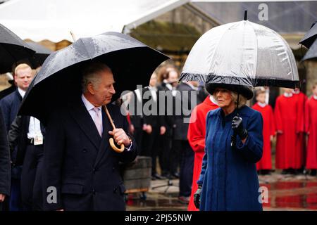 Le roi Charles III et la reine Consort arrivent à des couronnes commémoratives qui symbolisent la réconciliation et l'amitié germano-britannique lors d'une visite à St. Église commémorative Nikolai, Hambourg, le dernier jour de leur visite d'État en Allemagne. L'église a été détruite en juillet 1943 lors de la mission de la deuxième Guerre mondiale, opération Gomorrhe, lorsque les forces alliées ont mené des raids de bombardement sur la ville de Hambourg. Date de la photo: Vendredi 31 mars 2023. Banque D'Images