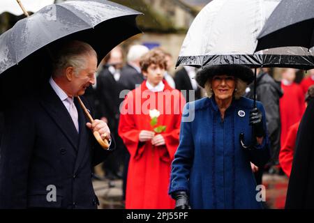 Le roi Charles III et la reine Consort arrivent à des couronnes commémoratives qui symbolisent la réconciliation et l'amitié germano-britannique lors d'une visite à St. Église commémorative Nikolai, Hambourg, le dernier jour de leur visite d'État en Allemagne. L'église a été détruite en juillet 1943 lors de la mission de la deuxième Guerre mondiale, opération Gomorrhe, lorsque les forces alliées ont mené des raids de bombardement sur la ville de Hambourg. Date de la photo: Vendredi 31 mars 2023. Banque D'Images