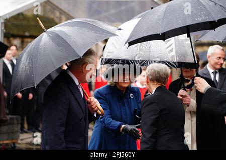 Le roi Charles III et la reine Consort arrivent à des couronnes commémoratives qui symbolisent la réconciliation et l'amitié germano-britannique lors d'une visite à St. Église commémorative Nikolai, Hambourg, le dernier jour de leur visite d'État en Allemagne. L'église a été détruite en juillet 1943 lors de la mission de la deuxième Guerre mondiale, opération Gomorrhe, lorsque les forces alliées ont mené des raids de bombardement sur la ville de Hambourg. Date de la photo: Vendredi 31 mars 2023. Banque D'Images