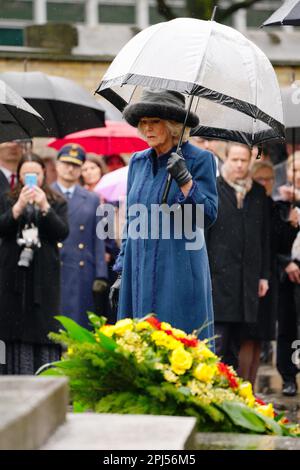 La reine Consort se rose après que le roi Charles III et le président allemand Frank-Walter Steinmeier ont déposé des couronnes commémoratives symbolisant la réconciliation et l'amitié germano-britannique lors d'une visite à St. Église commémorative Nikolai, Hambourg, le dernier jour de la visite d'État en Allemagne. L'église a été détruite en juillet 1943 lors de la mission de la deuxième Guerre mondiale, opération Gomorrhe, lorsque les forces alliées ont mené des raids de bombardement sur la ville de Hambourg. Date de la photo: Vendredi 31 mars 2023. Banque D'Images