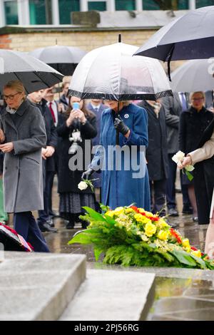 La reine Consort se rose après que le roi Charles III et le président allemand Frank-Walter Steinmeier ont déposé des couronnes commémoratives symbolisant la réconciliation et l'amitié germano-britannique lors d'une visite à St. Église commémorative Nikolai, Hambourg, le dernier jour de la visite d'État en Allemagne. L'église a été détruite en juillet 1943 lors de la mission de la deuxième Guerre mondiale, opération Gomorrhe, lorsque les forces alliées ont mené des raids de bombardement sur la ville de Hambourg. Date de la photo: Vendredi 31 mars 2023. Banque D'Images