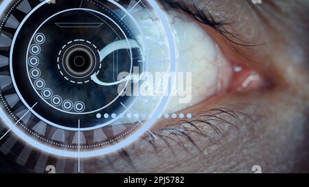 Gros plan d'un œil mâle avec effets visuels. Le concept d'un capteur implanté dans l'œil humain. Affaires, informatique, cyberespace. Banque D'Images