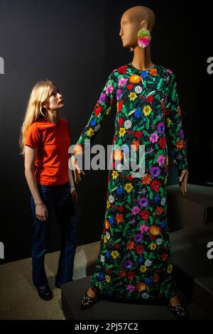 Londres, Royaume-Uni. 31 mars 2023. Un membre du personnel de 'Magic Flowers Gown', AW2018, à un aperçu «Ashish: Fall in Love and be More tendre», la première grande enquête sur les œuvres du couturier Ashish. Plus de 60 créations de la dernière année 20, dont certaines portées par des célébrités du monde entier, sont en exposition à la galerie William Morris, Walthamstow, du 1 avril au 10 septembre 2023. Credit: Stephen Chung / Alamy Live News Banque D'Images