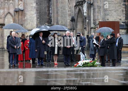 (De gauche à droite) le maire de Hambourg, Peter Tschentscher, le roi Charles III, Elke Buedenbender, et le président allemand Frank-Walter Steinmeier lors d'une cérémonie de dépôt de couronne, symbolisant la réconciliation et l'amitié germano-britannique, à St. Église commémorative Nikolai, Hambourg, le dernier jour de leur visite d'État en Allemagne. L'église a été détruite en juillet 1943 lors de la mission de la deuxième Guerre mondiale, opération Gomorrhe, lorsque les forces alliées ont mené des raids de bombardement sur la ville de Hambourg. Date de la photo: Vendredi 31 mars 2023. Banque D'Images