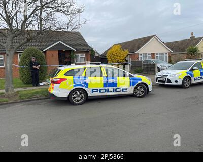 Photo du dossier datée du 29/03/23, de la police dans une propriété de Pakefield, Suffolk, où Joy Middleditch, âgée de 82 ans, est morte après que des voleurs masqués ont éclaté dans sa maison et l'ont frappé au sol. Deux garçons, âgés de 14 et 15 ans, ont été arrêtés pour meurtre après la mort de Mme Middledich, a déclaré Suffolk Constabulary. Date de publication : vendredi 31 mars 2023. Banque D'Images