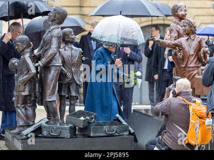 Hambourg, Allemagne. 31st mars 2023. La femme royale Camilla (M), surveillée par le roi Charles III de Grande-Bretagne (l), pose une rose blanche au mémorial 'Kindertransport - der letzte Abschied' ('transport des enfants - le dernier adieu') à la gare de Dammtor. La sculpture en bronze commémore la plupart des enfants juifs qui ont été envoyés en Grande-Bretagne pendant l'ère nazie, dont la plupart n'ont jamais vu leurs parents qui restaient derrière eux. À la fin de leur voyage de trois jours en Allemagne, le roi britannique et sa femme visitent la ville hanséatique de Hambourg. Credit: Jens Büttner/dpa/Alay Live News Banque D'Images