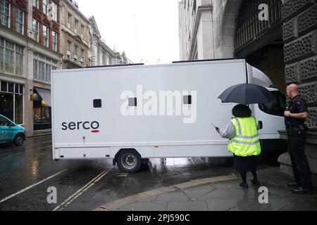 Une fourgonnette de la prison de Serco arrivant à la Cour pénale centrale, mieux connue sous le nom de Old Bailey, dans le centre de Londres. Constance Marten et Mark Gordon ont comparu devant le tribunal accusé d'homicide involontaire coupable, dissimulant la naissance d'un enfant et pervertissant le cours de la justice. Les restes de Marten et de la petite fille de Gordon ont été découverts enveloppés dans un sac en plastique sous certaines couches dans un hangar de répartition à Brighton, dans l'est du Sussex, plus tôt ce mois-ci après que la police a tenté d'établir leur emplacement au cours de plusieurs semaines. Date de la photo: Vendredi 31 mars 2023. Banque D'Images