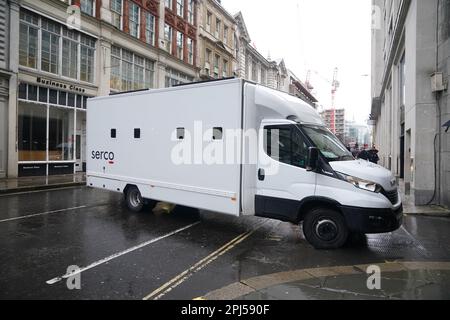 Une fourgonnette de la prison de Serco arrivant à la Cour pénale centrale, mieux connue sous le nom de Old Bailey, dans le centre de Londres. Constance Marten et Mark Gordon ont comparu devant le tribunal accusé d'homicide involontaire coupable, dissimulant la naissance d'un enfant et pervertissant le cours de la justice. Les restes de Marten et de la petite fille de Gordon ont été découverts enveloppés dans un sac en plastique sous certaines couches dans un hangar de répartition à Brighton, dans l'est du Sussex, plus tôt ce mois-ci après que la police a tenté d'établir leur emplacement au cours de plusieurs semaines. Date de la photo: Vendredi 31 mars 2023. Banque D'Images