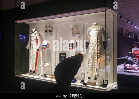 Cayes, Espagne. 30th mars 2023. La vitrine avec tout ce qui a trait à sa participation au 500 Indianapolis lors d'une visite au musée Fernando Alonso, sur 30 mars 2023, au musée et circuit Fernando Alonso, Cayes, Espagne. (Photo par Alberto Brevers/Pacific Press/Sipa USA) Credit: SIPA USA/Alay Live News Banque D'Images