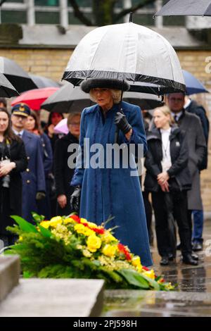 La reine Consort se rose après que le roi Charles III et le président allemand Frank-Walter Steinmeier ont déposé des couronnes commémoratives symbolisant la réconciliation et l'amitié germano-britannique lors d'une visite à St. Église commémorative Nikolai, Hambourg, le dernier jour de la visite d'État en Allemagne. L'église a été détruite en juillet 1943 lors de la mission de la deuxième Guerre mondiale, opération Gomorrhe, lorsque les forces alliées ont mené des raids de bombardement sur la ville de Hambourg. Date de la photo: Vendredi 31 mars 2023. Banque D'Images