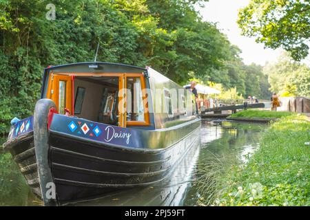 Gros plan d'un bateau à rames britannique sur le canal Staffordshire et Worcestershire. Banque D'Images